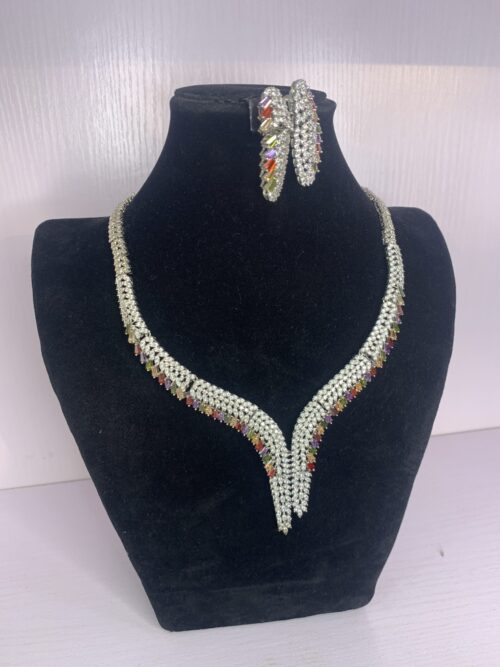 ELEGANT PENDANT NECKLACE