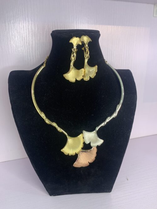 ELEGANT PENDANT NECKLACE