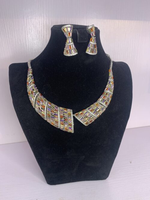 ELEGANT PENDANT NECKLACE