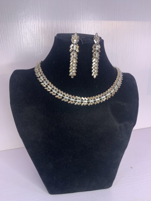 ELEGANT PENDANT NECKLACE