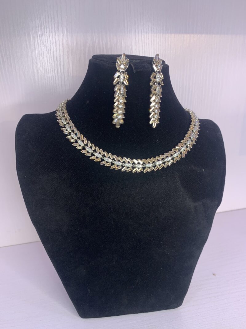ELEGANT PENDANT NECKLACE
