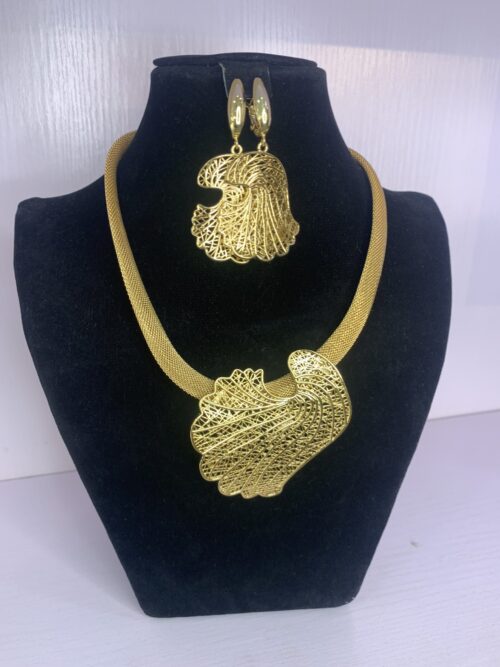 ELEGANT PENDANT NECKLACE