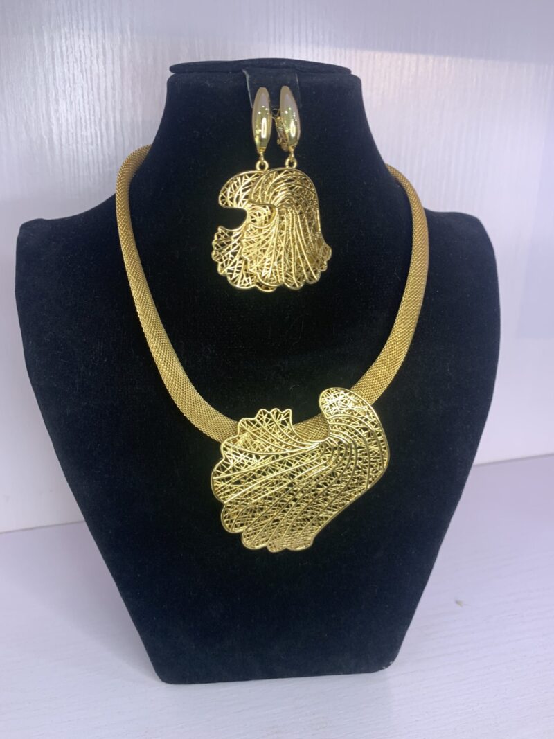 ELEGANT PENDANT NECKLACE
