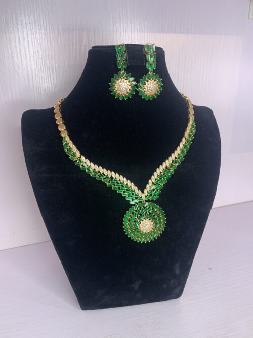 ELEGANT PENDANT NECKLACE