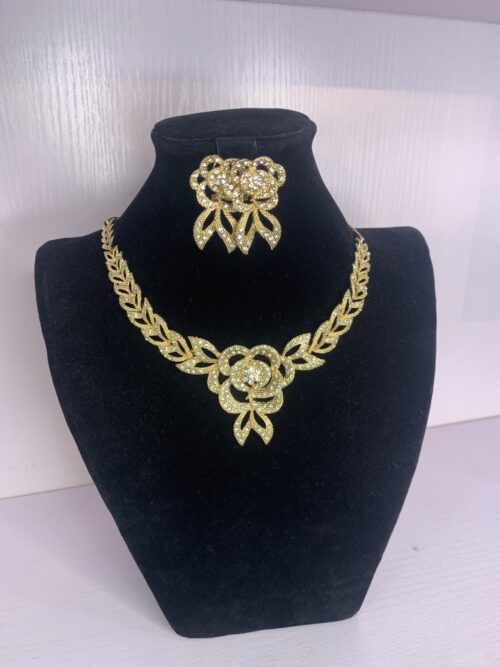 ELEGANT PENDANT NECKLACE