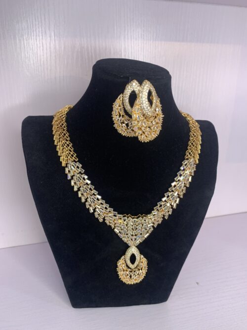 ELEGANT PENDANT NECKLACE
