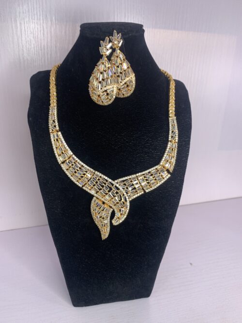 ELEGANT PENDANT NECKLACE