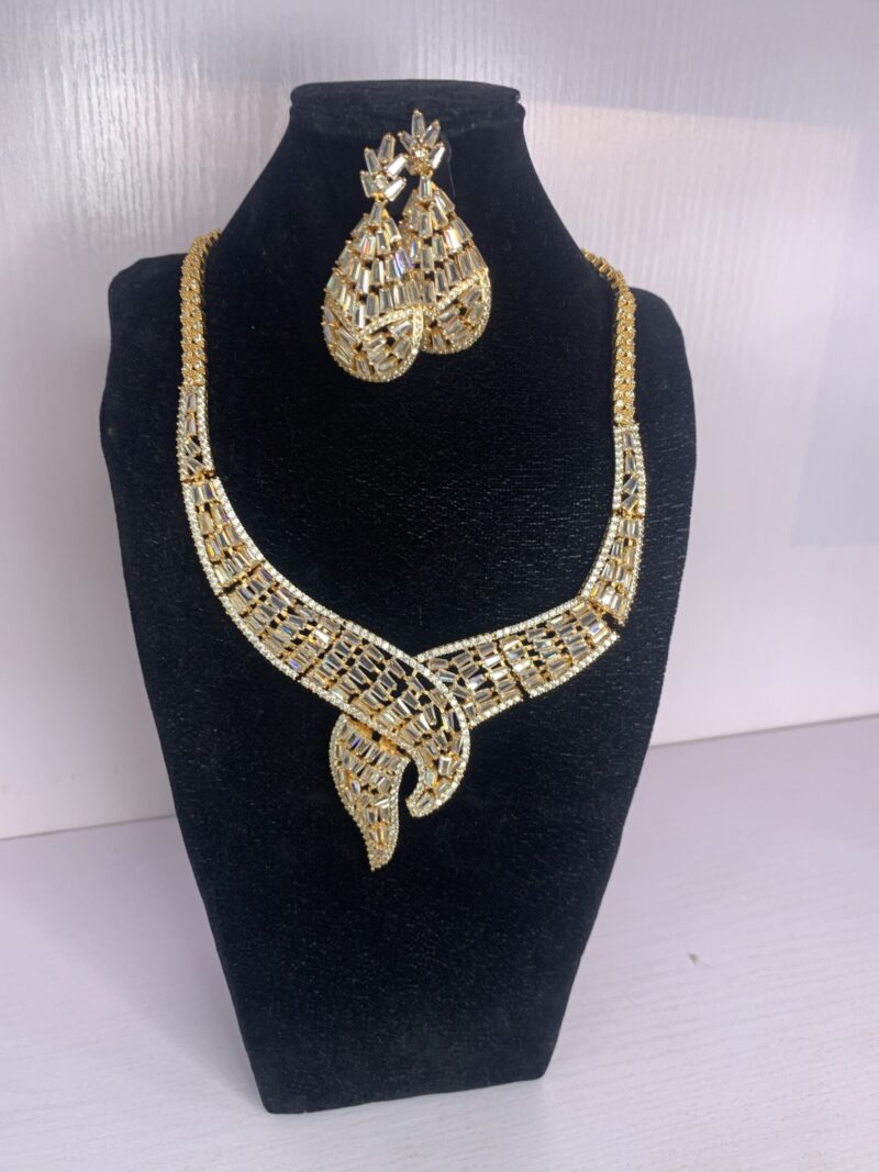 ELEGANT PENDANT NECKLACE