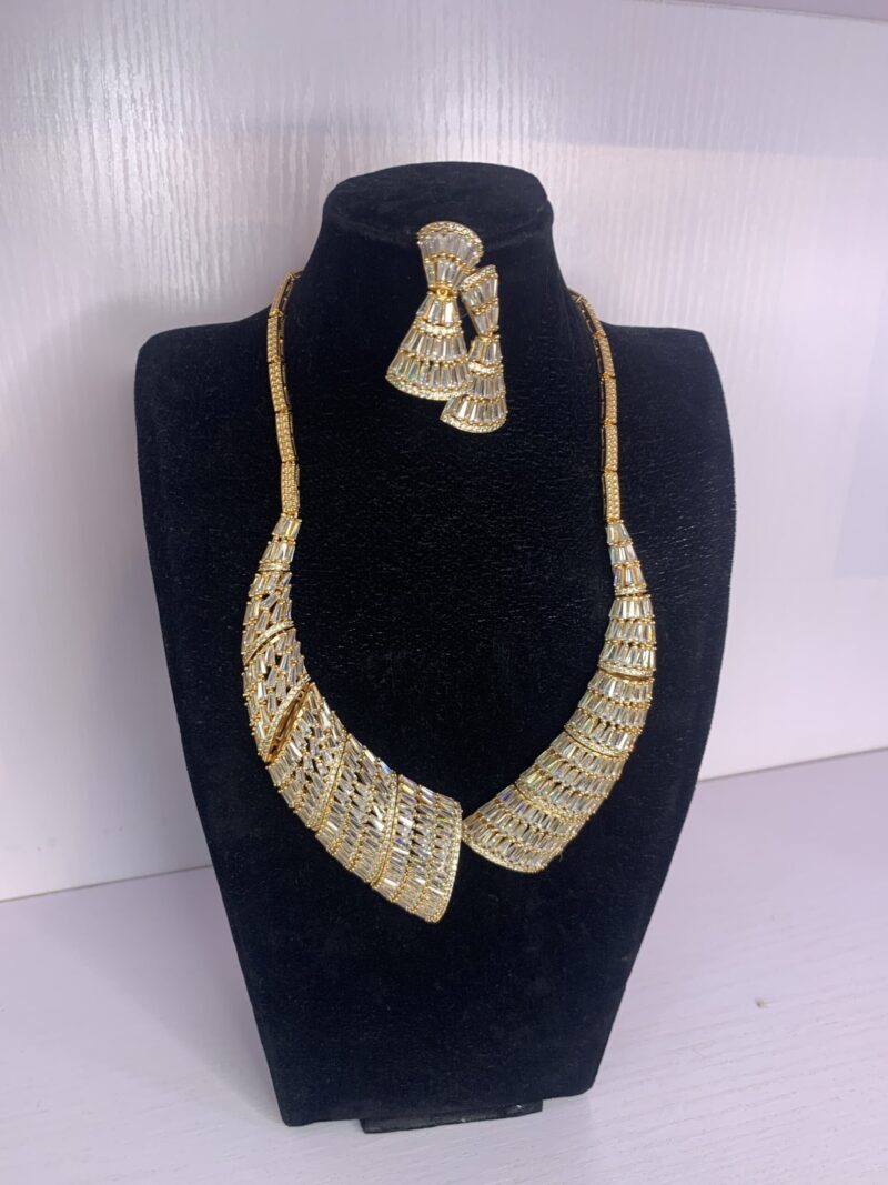 ELEGANT PENDANT NECKLACE