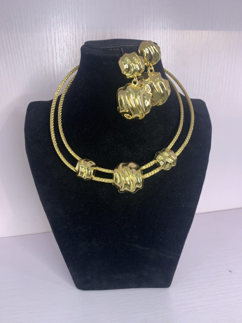 ELEGANT PENDANT NECKLACE