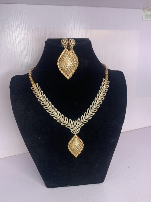 ELEGANT PENDANT NECKLACE