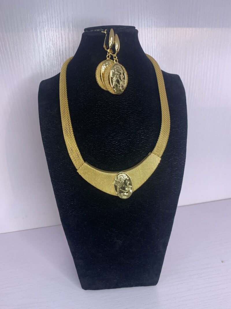 ELEGANT PENDANT NECKLACE