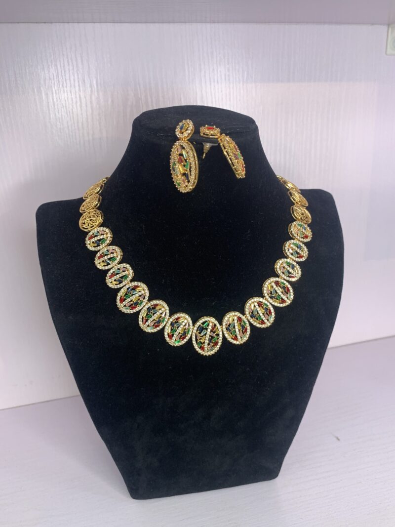 ELEGANT PENDANT NECKLACE