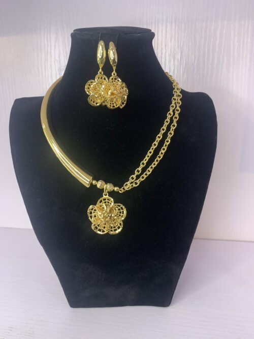 ELEGANT PENDANT NECKLACE