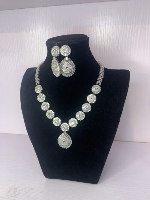 ELEGANT PENDANT NECKLACE