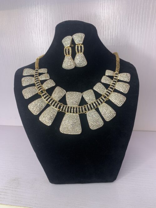 ELEGANT PENDANT NECKLACE