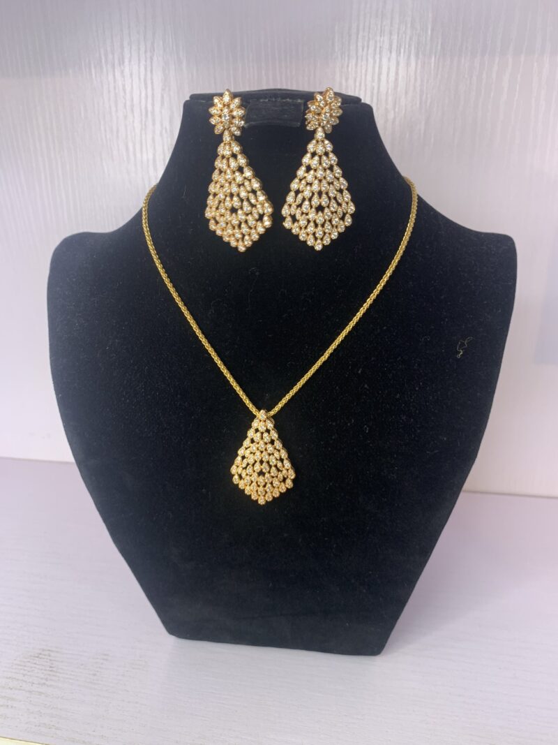 ELEGANT PENDANT NECKLACE