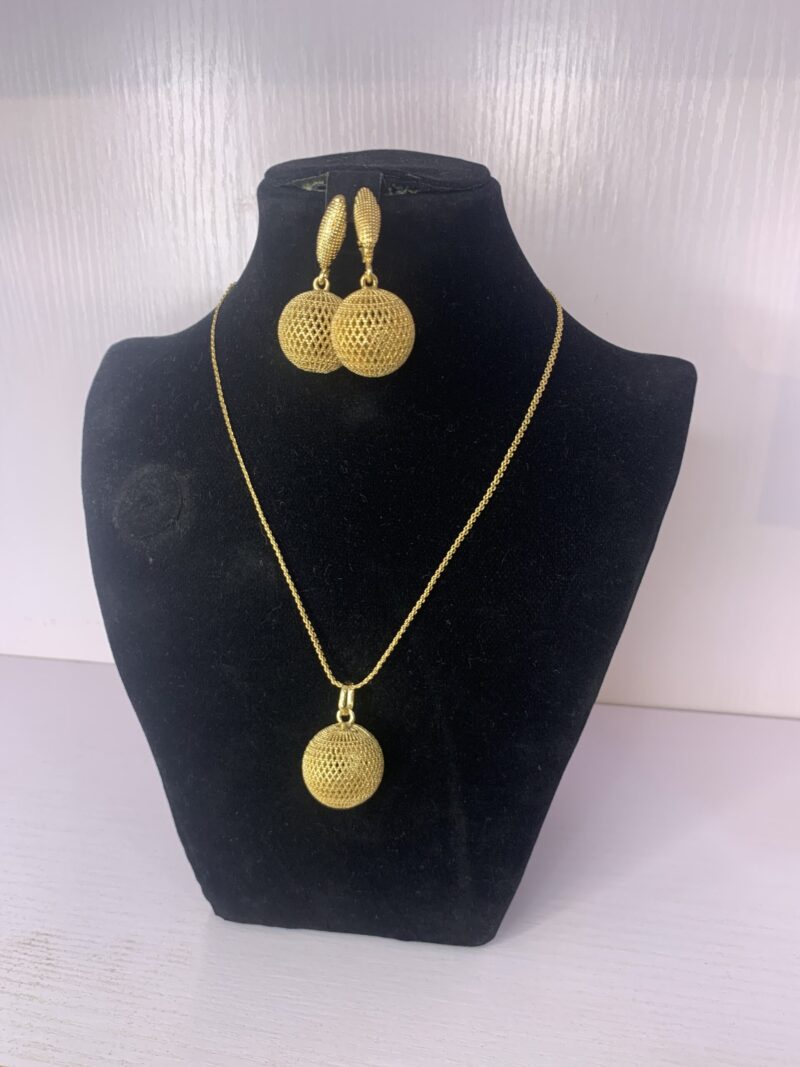 ELEGANT PENDANT NECKLACE