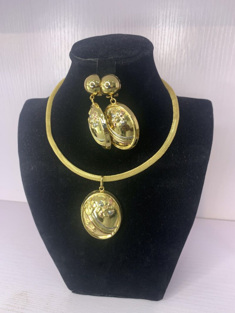 ELEGANT PENDANT NECKLACE