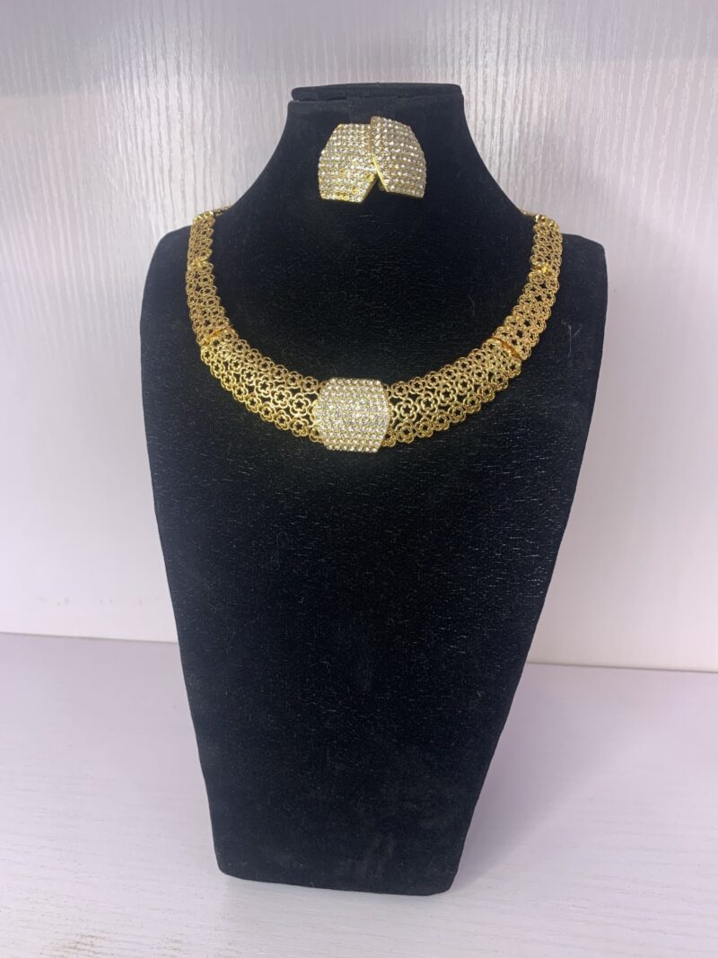 ELEGANT PENDANT NECKLACE
