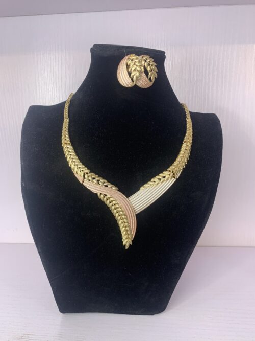ELEGANT PENDANT NECKLACE