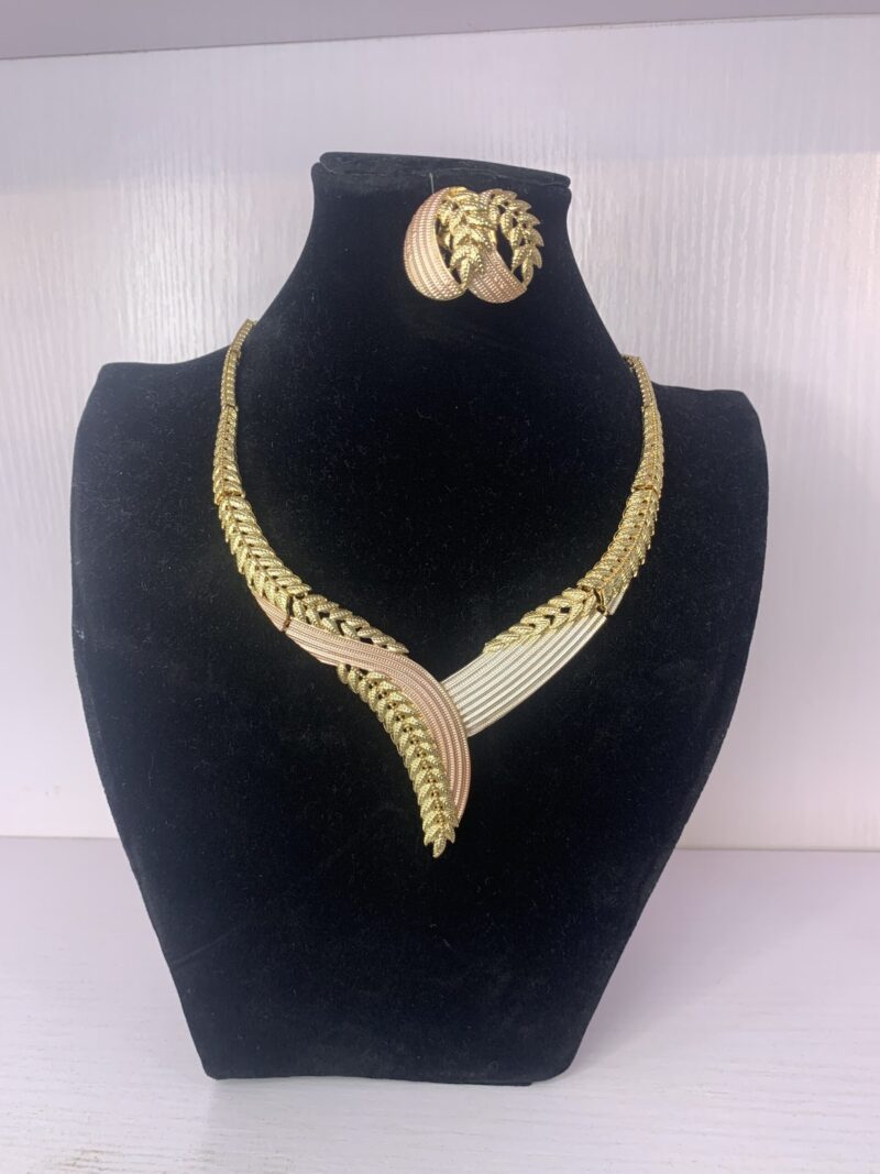 ELEGANT PENDANT NECKLACE