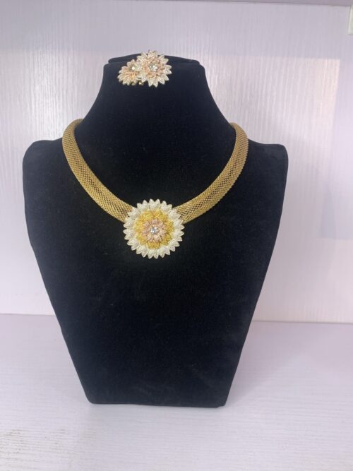 ELEGANT PENDANT NECKLACE