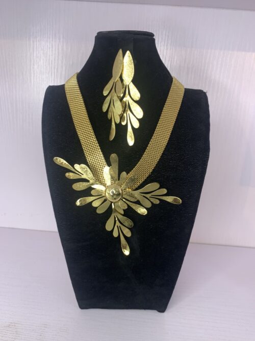 ELEGANT PENDANT NECKLACE