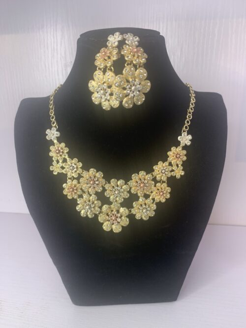 ELEGANT PENDANT NECKLACE