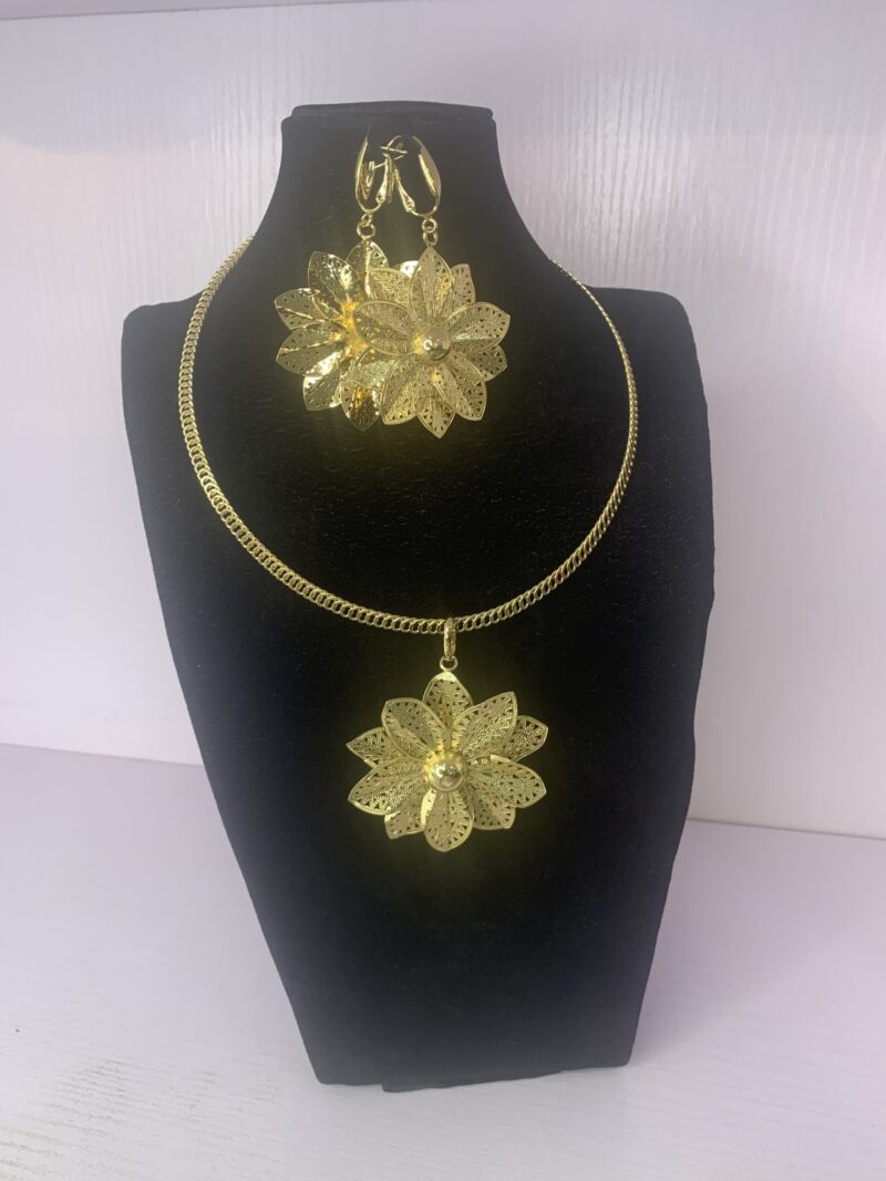 ELEGANT PENDANT NECKLACE
