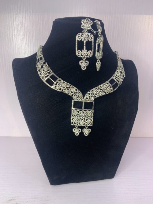 ELEGANT PENDANT NECKLACE