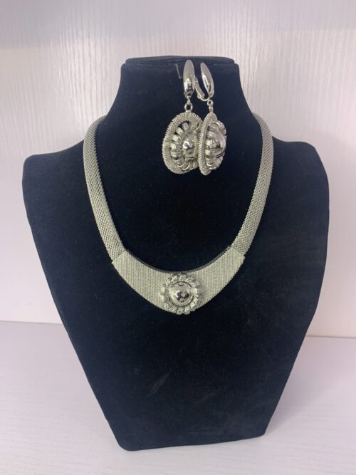 ELEGANT PENDANT NECKLACE