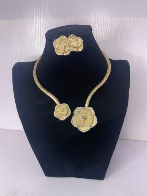 ELEGANT PENDANT NECKLACE