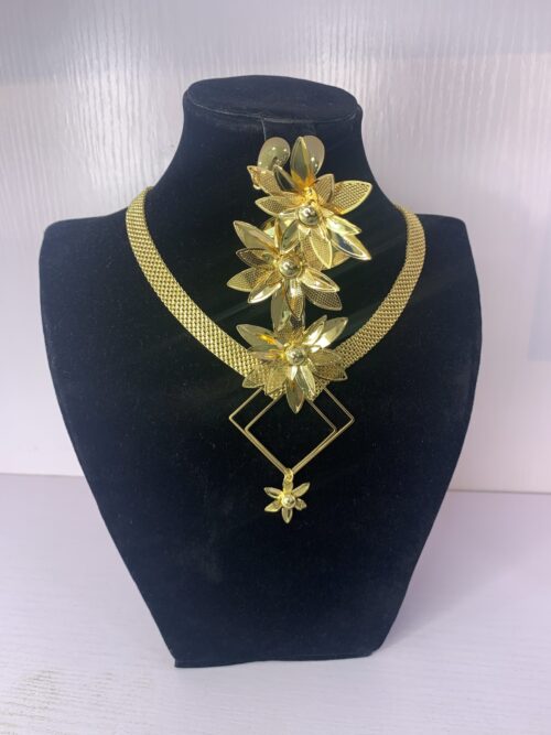 ELEGANT PENDANT NECKLACE