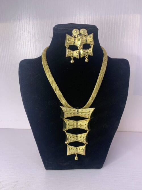 ELEGANT PENDANT NECKLACE