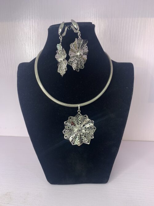 ELEGANT PENDANT NECKLACE