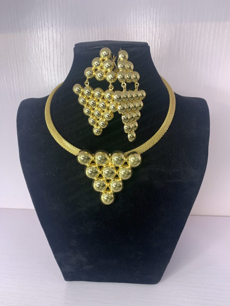 ELEGANT PENDANT NECKLACE