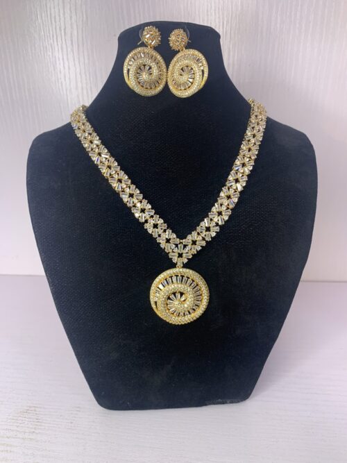ELEGANT PENDANT NECKLACE