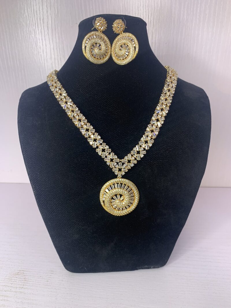 ELEGANT PENDANT NECKLACE