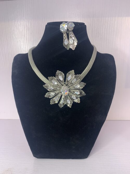 ELEGANT PENDANT NECKLACE