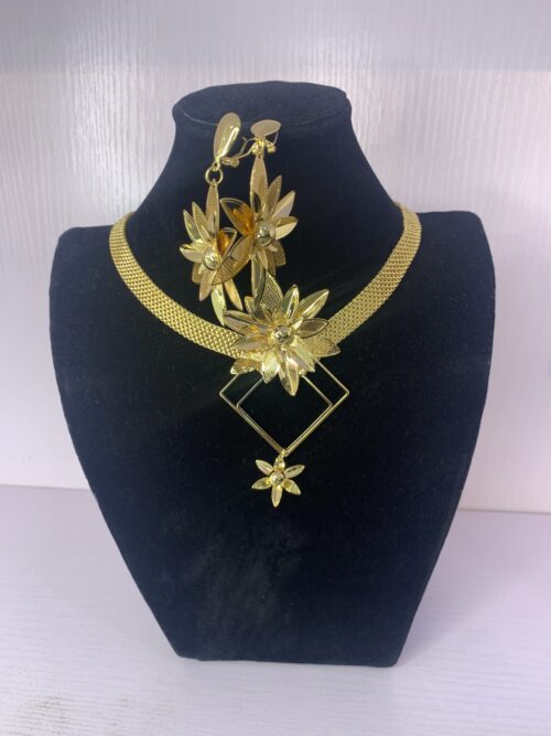 ELEGANT PENDANT NECKLACE
