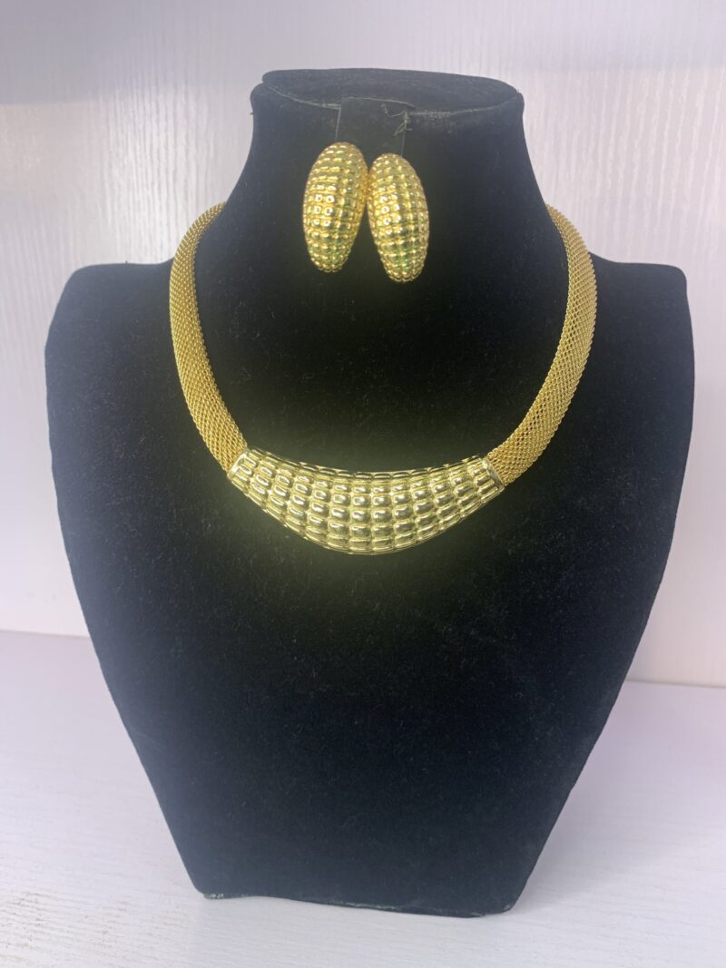 ELEGANT PENDANT NECKLACE