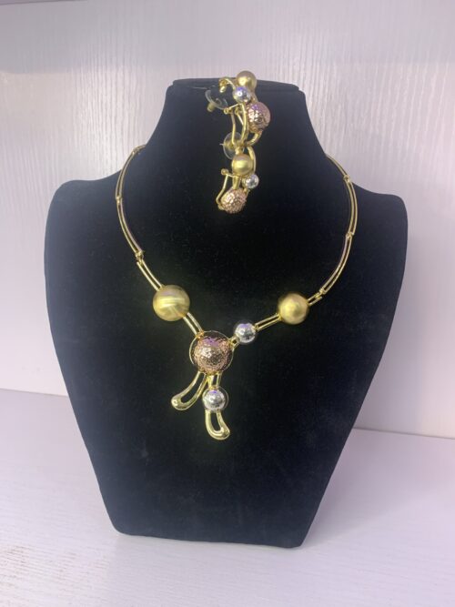 ELEGANT PENDANT NECKLACE