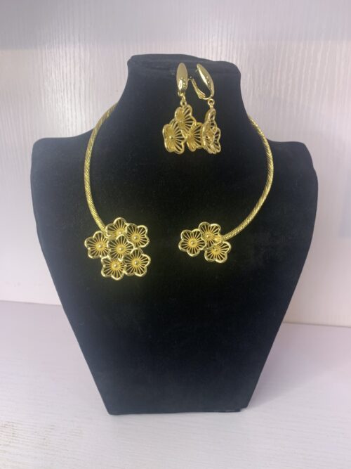 ELEGANT PENDANT NECKLACE