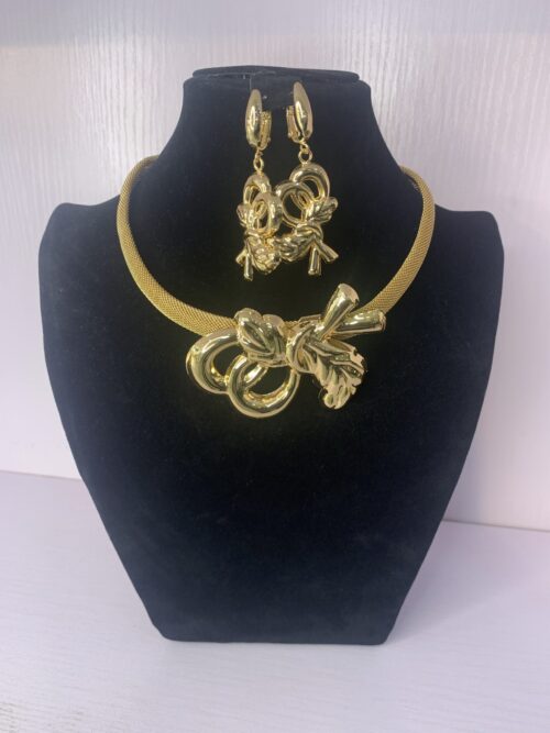 ELEGANT PENDANT NECKLACE