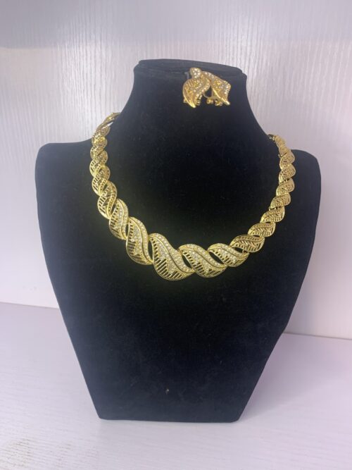 ELEGANT PENDANT NECKLACE