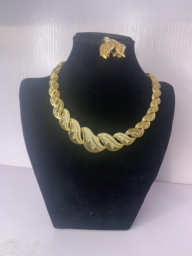 ELEGANT PENDANT NECKLACE