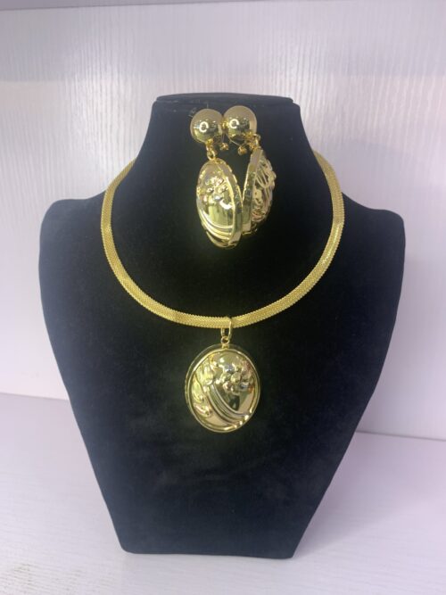 ELEGANT PENDANT NECKLACE