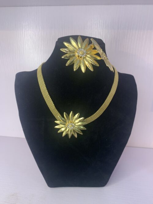 ELEGANT PENDANT NECKLACE