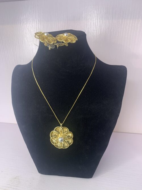 ELEGANT PENDANT NECKLACE